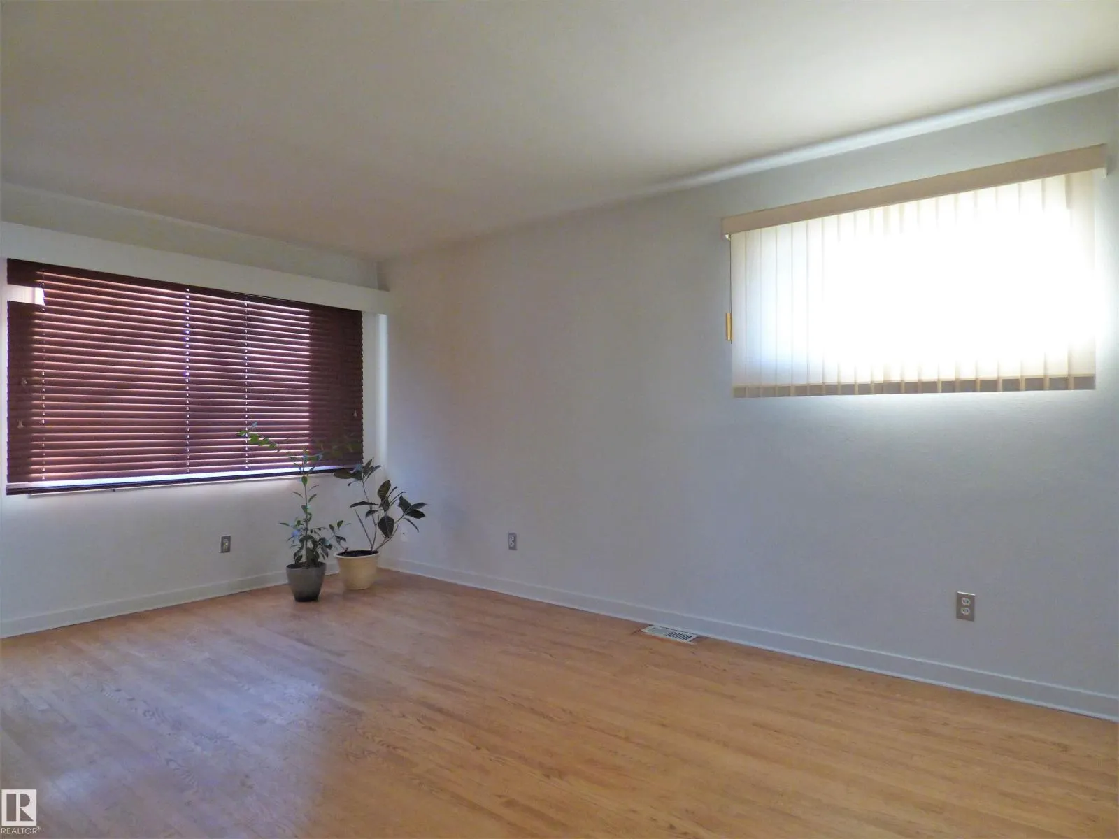 11206 104 ST NW