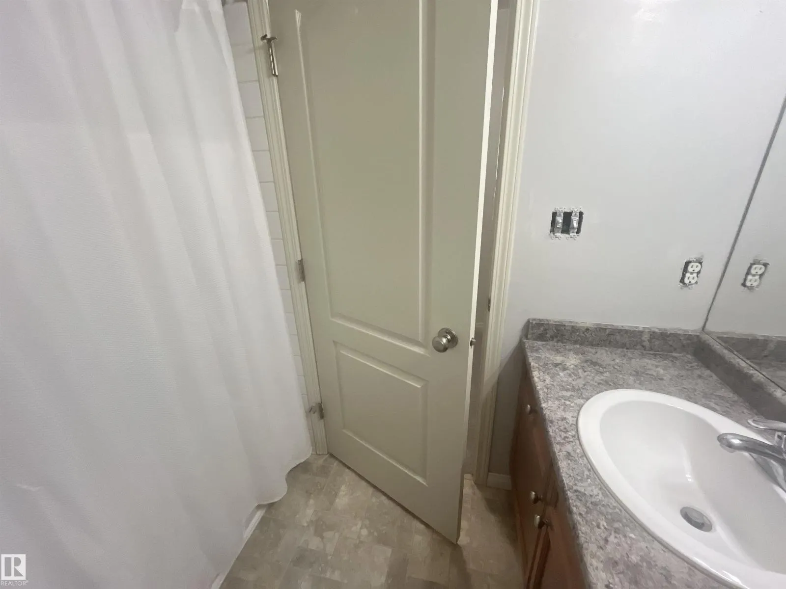 #204 4903 47 AV
