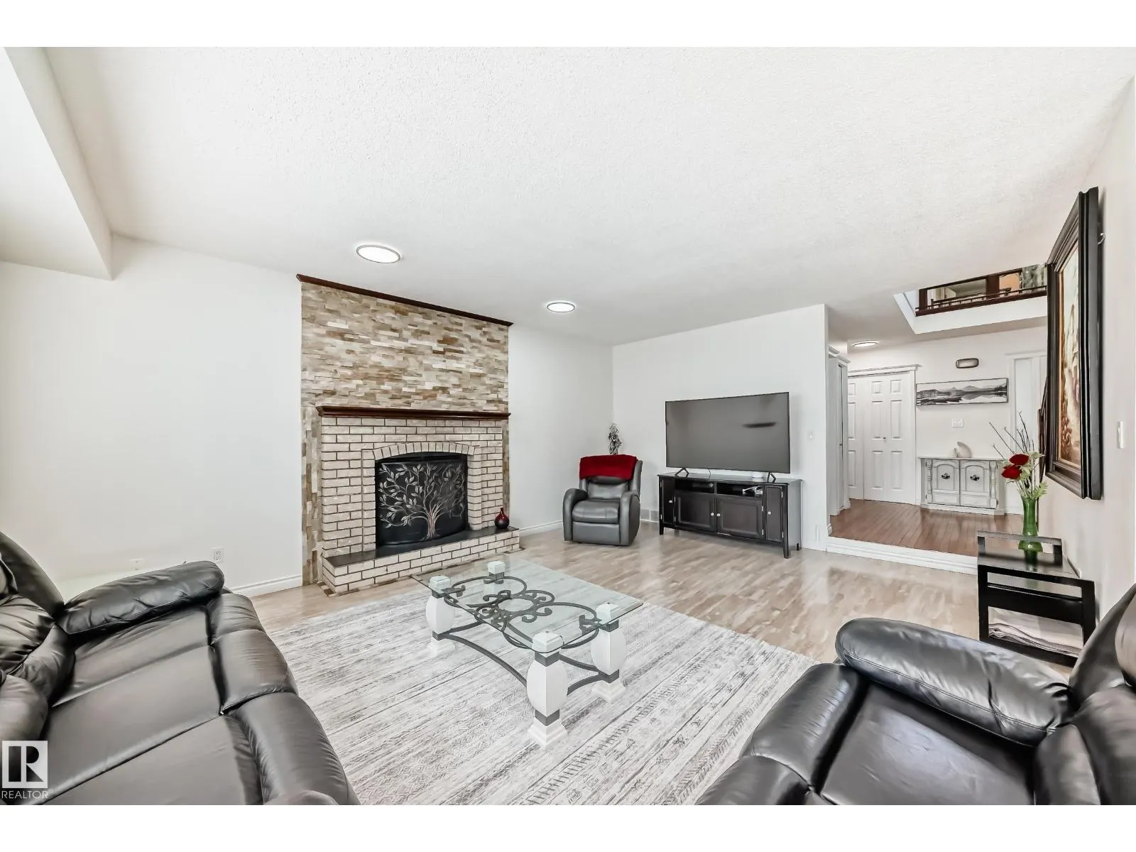 3155 36 AV NW