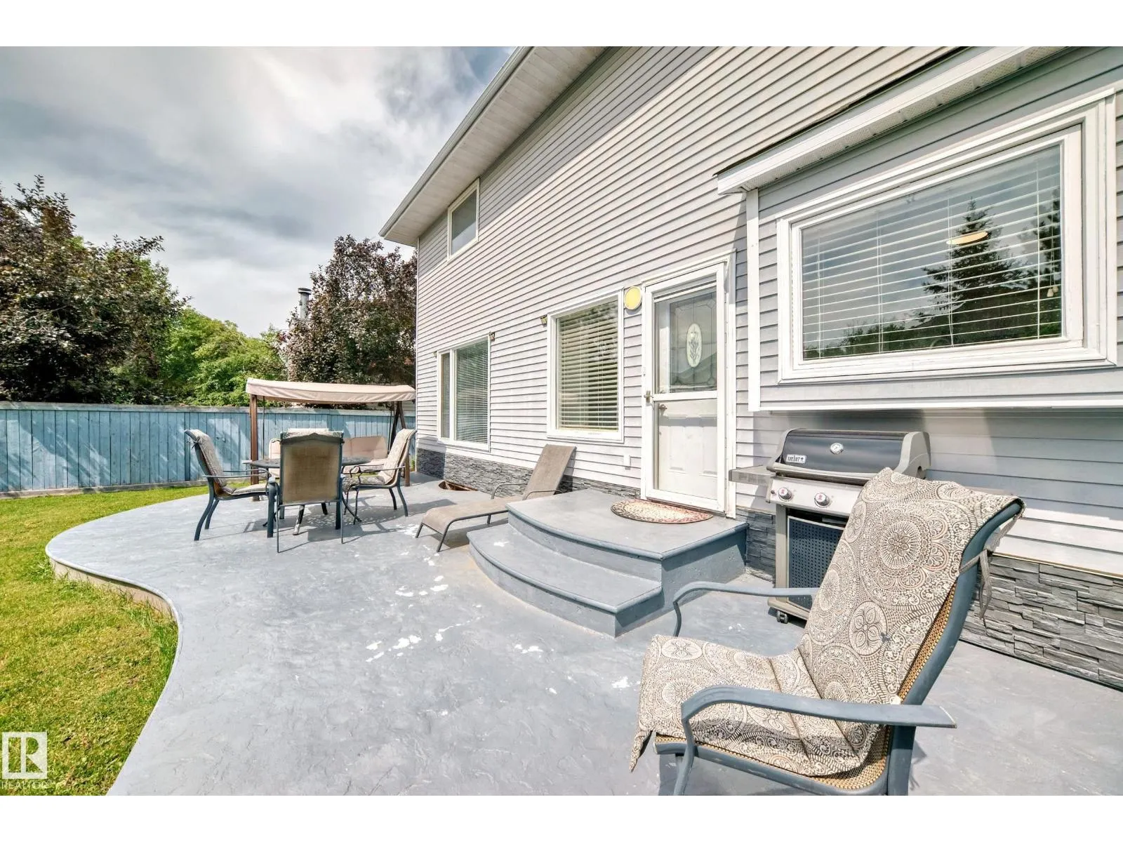 3155 36 AV NW
