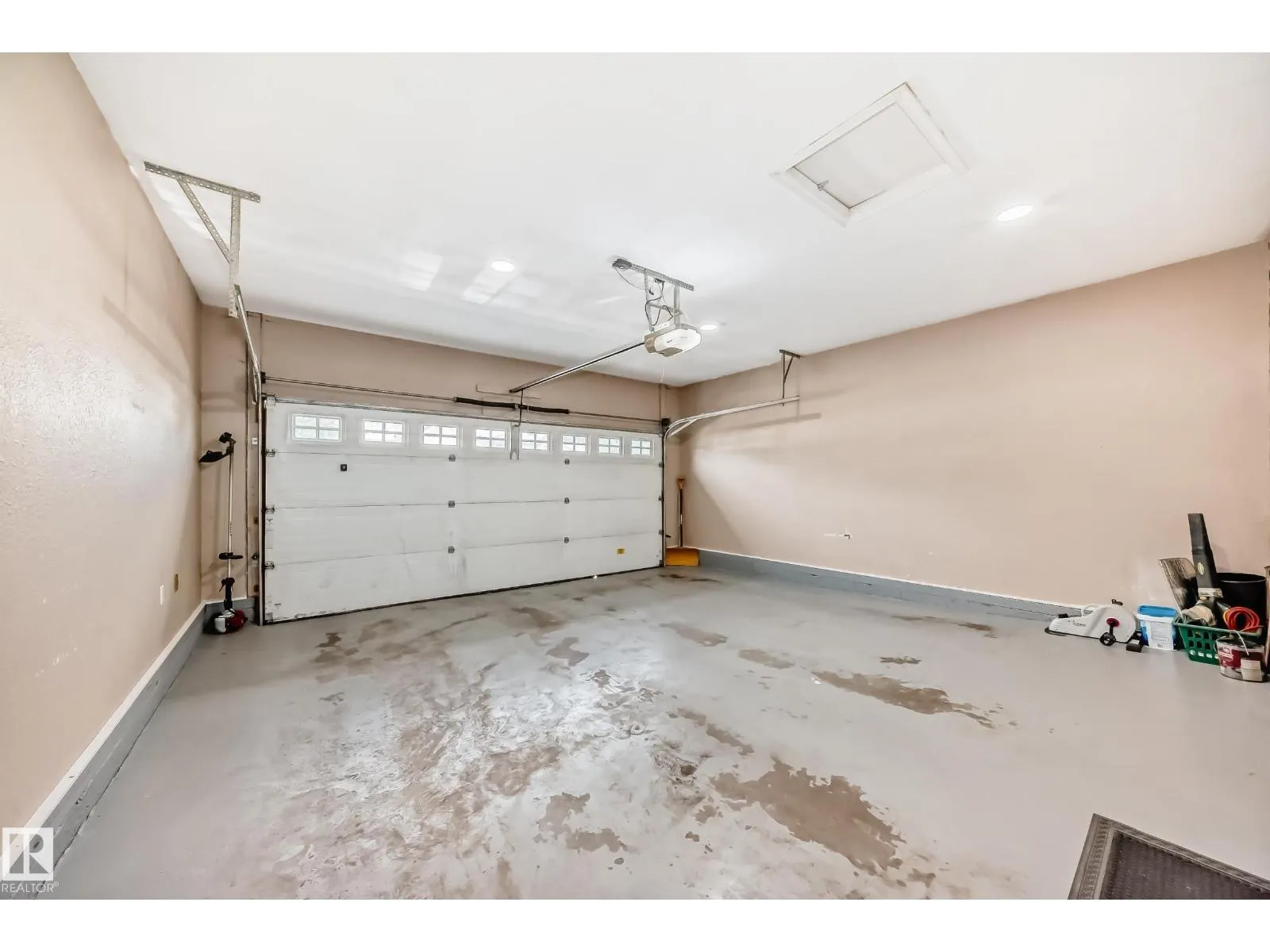 3155 36 AV NW