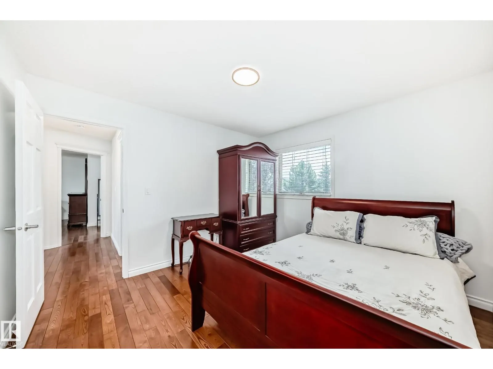 3155 36 AV NW