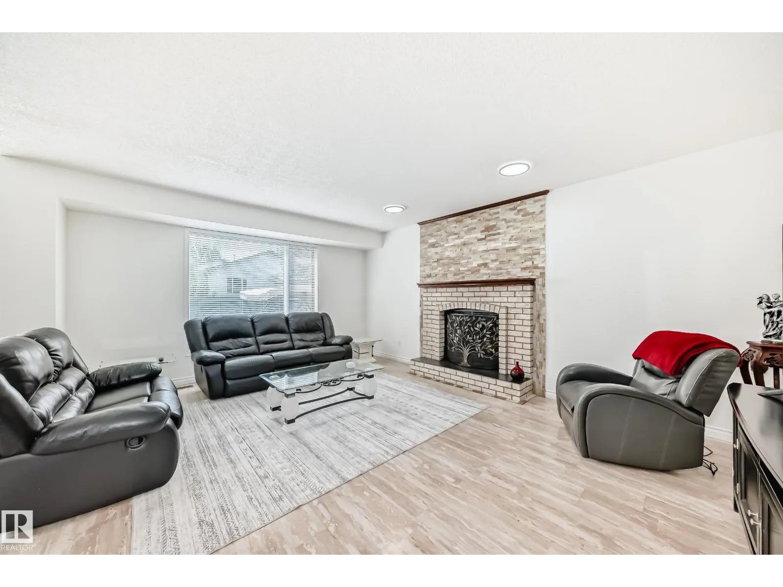 3155 36 AV NW