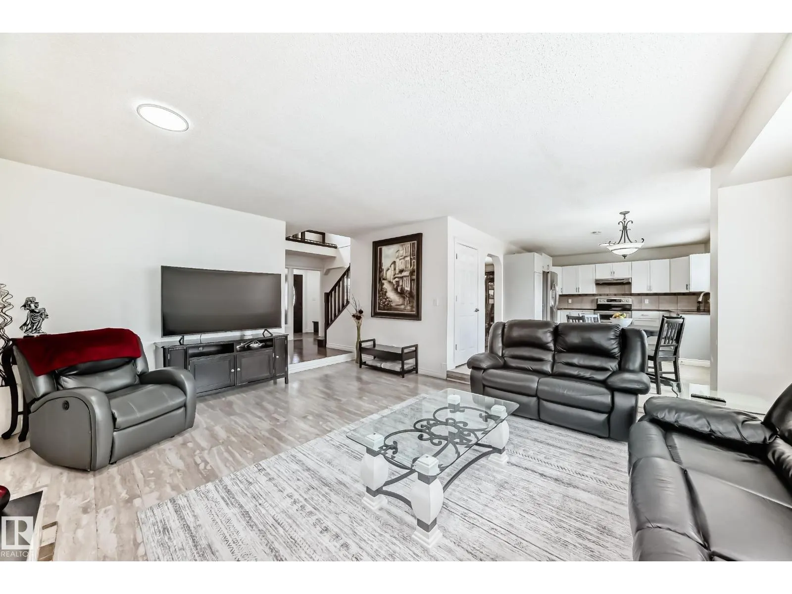 3155 36 AV NW