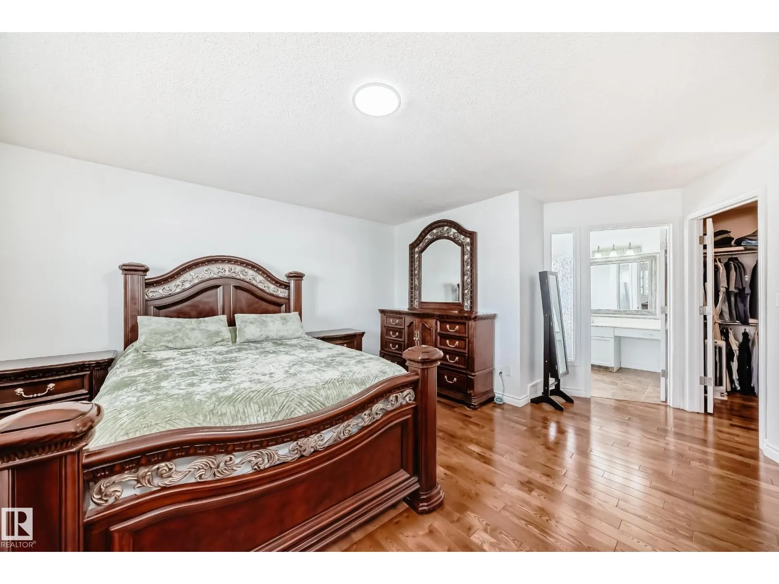 3155 36 AV NW