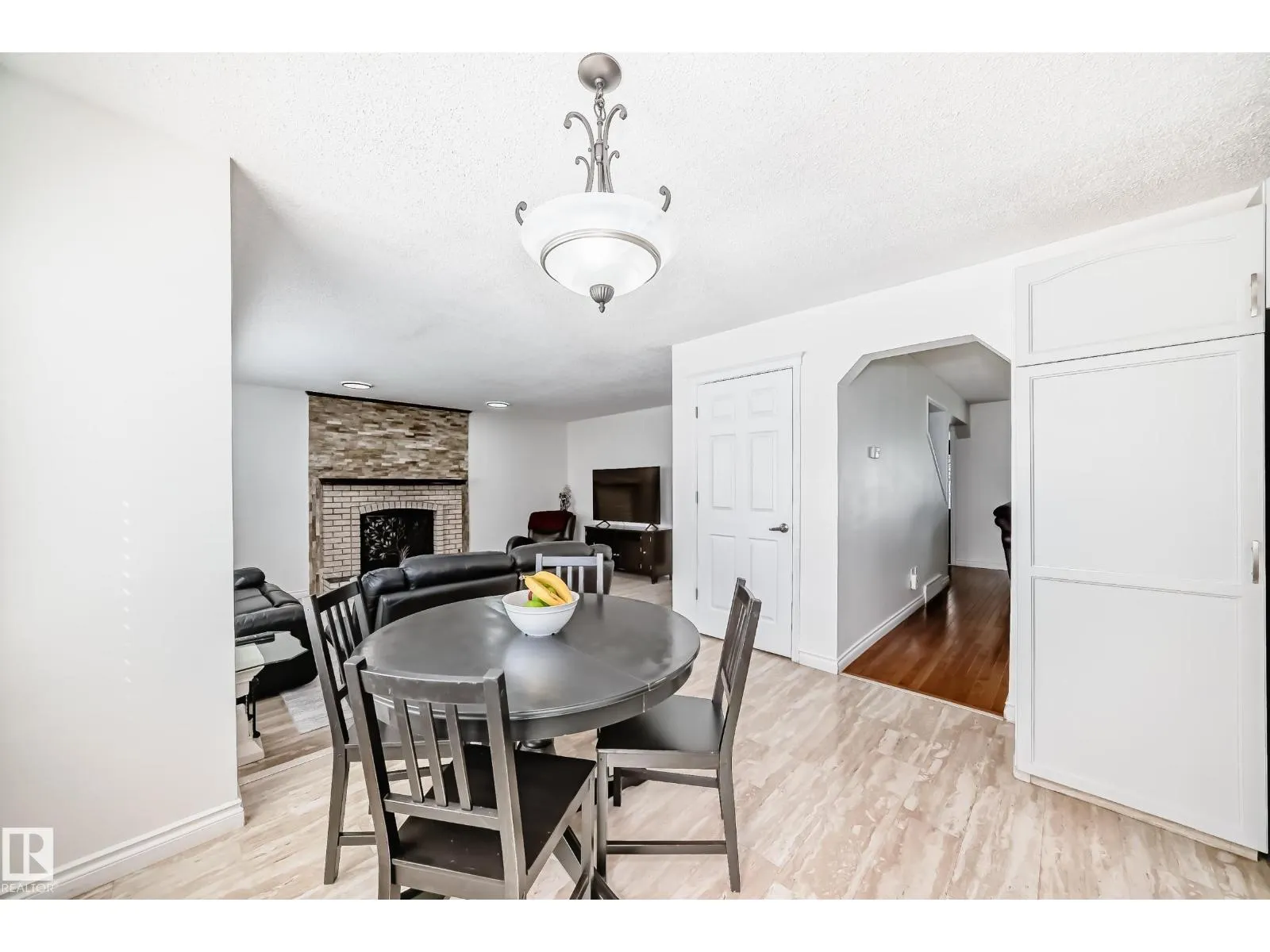 3155 36 AV NW