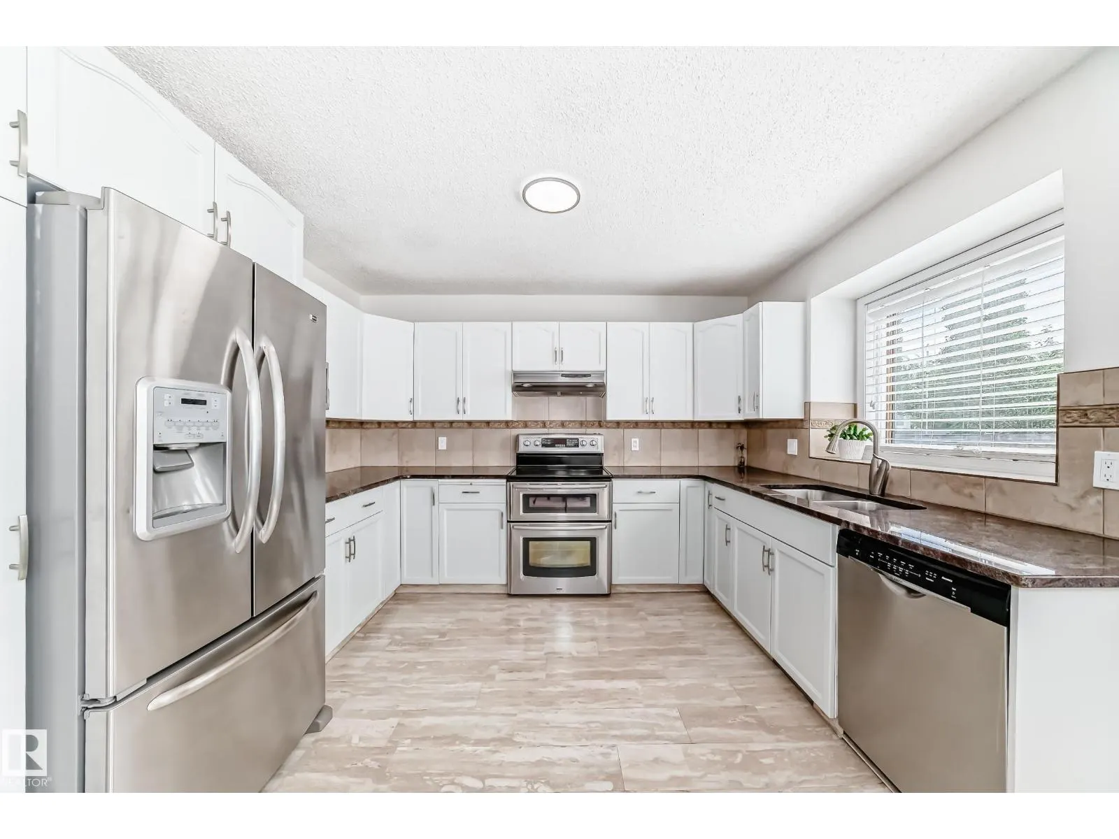 3155 36 AV NW