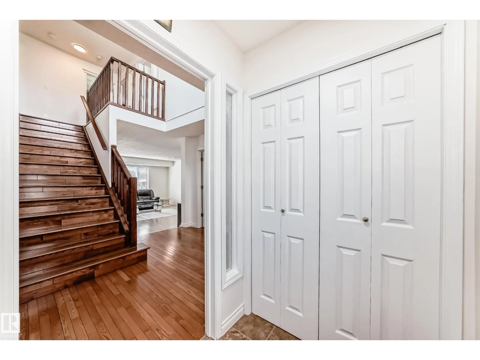 3155 36 AV NW