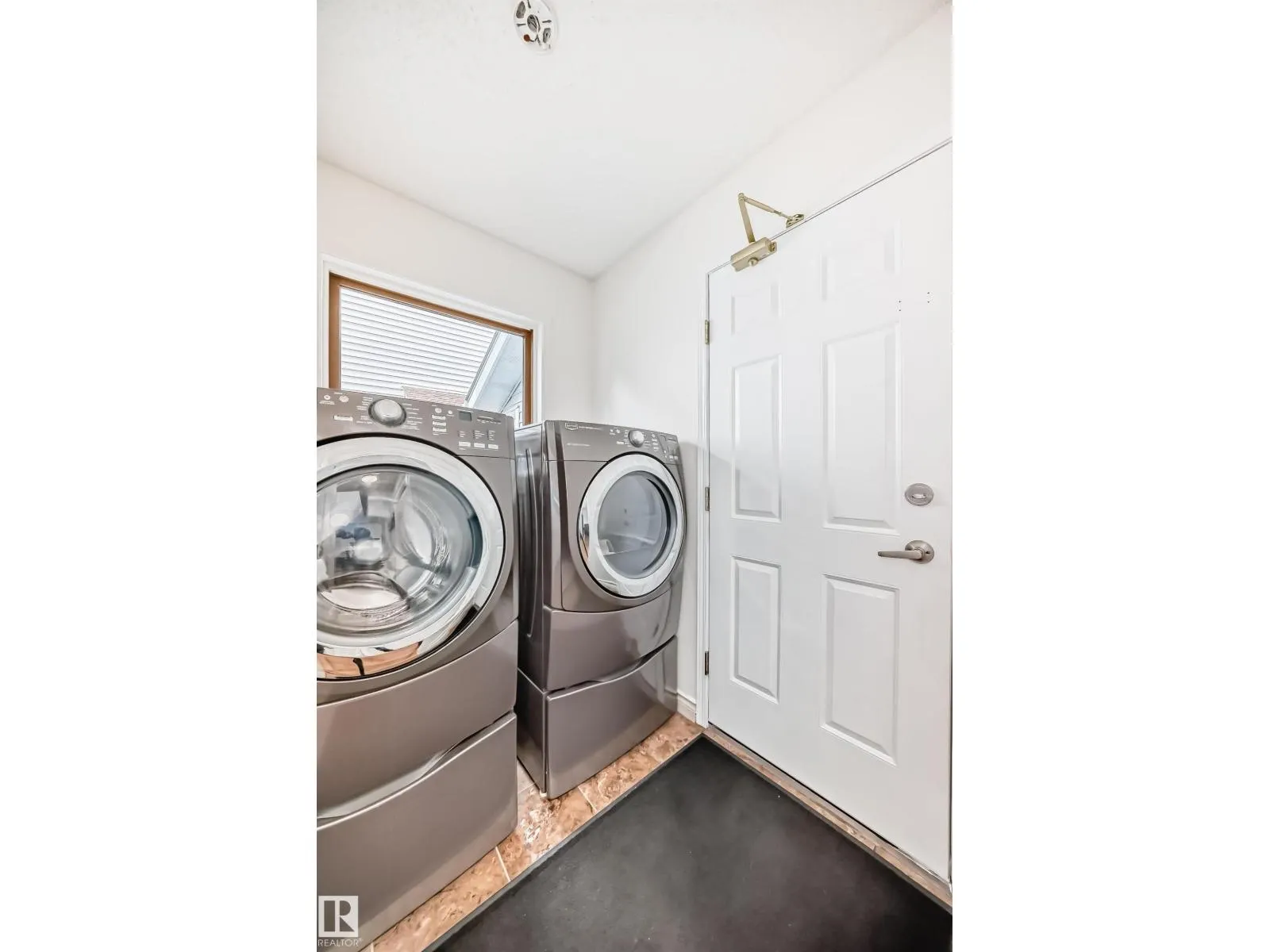 3155 36 AV NW