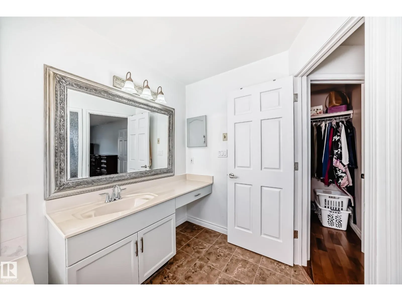 3155 36 AV NW