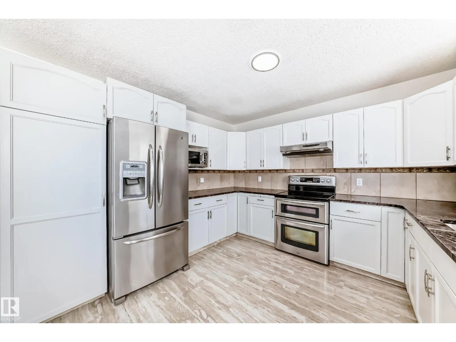 3155 36 AV NW