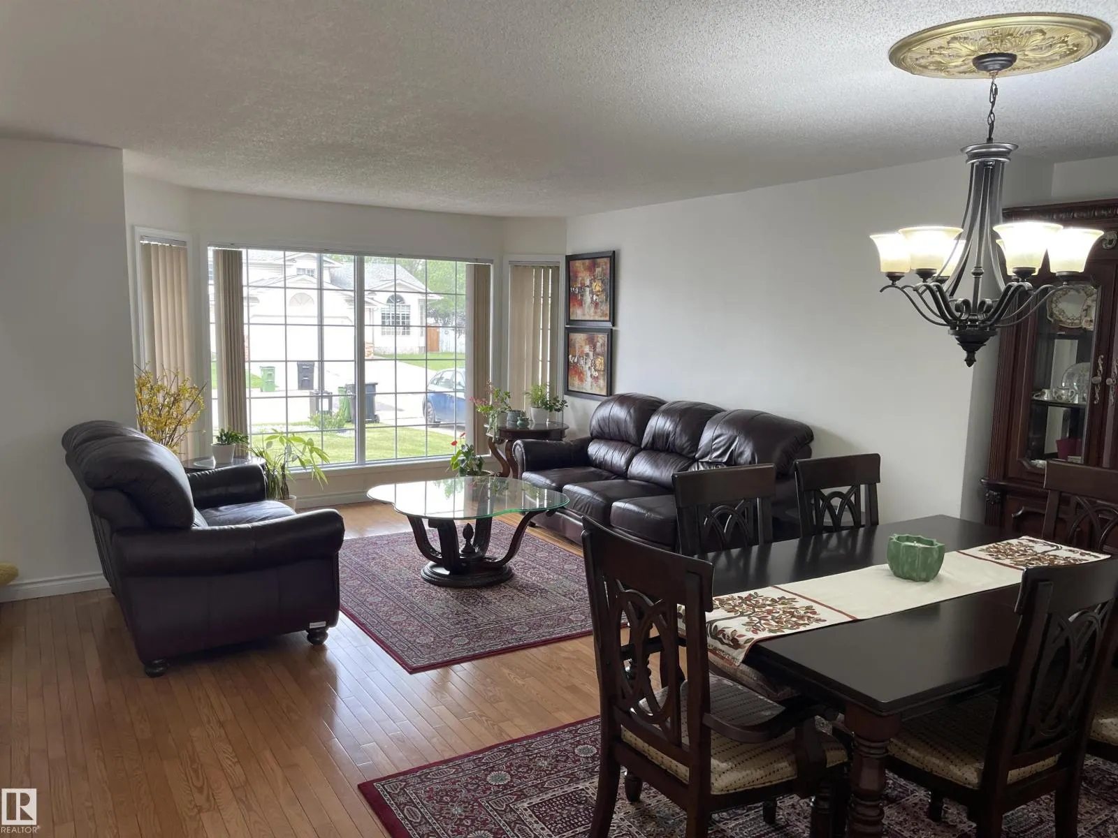 3155 36 AV NW