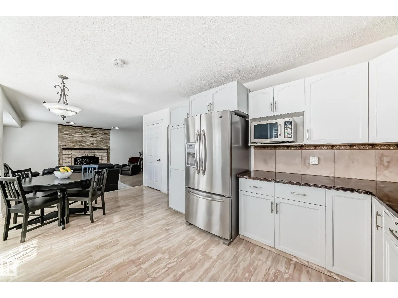 3155 36 AV NW