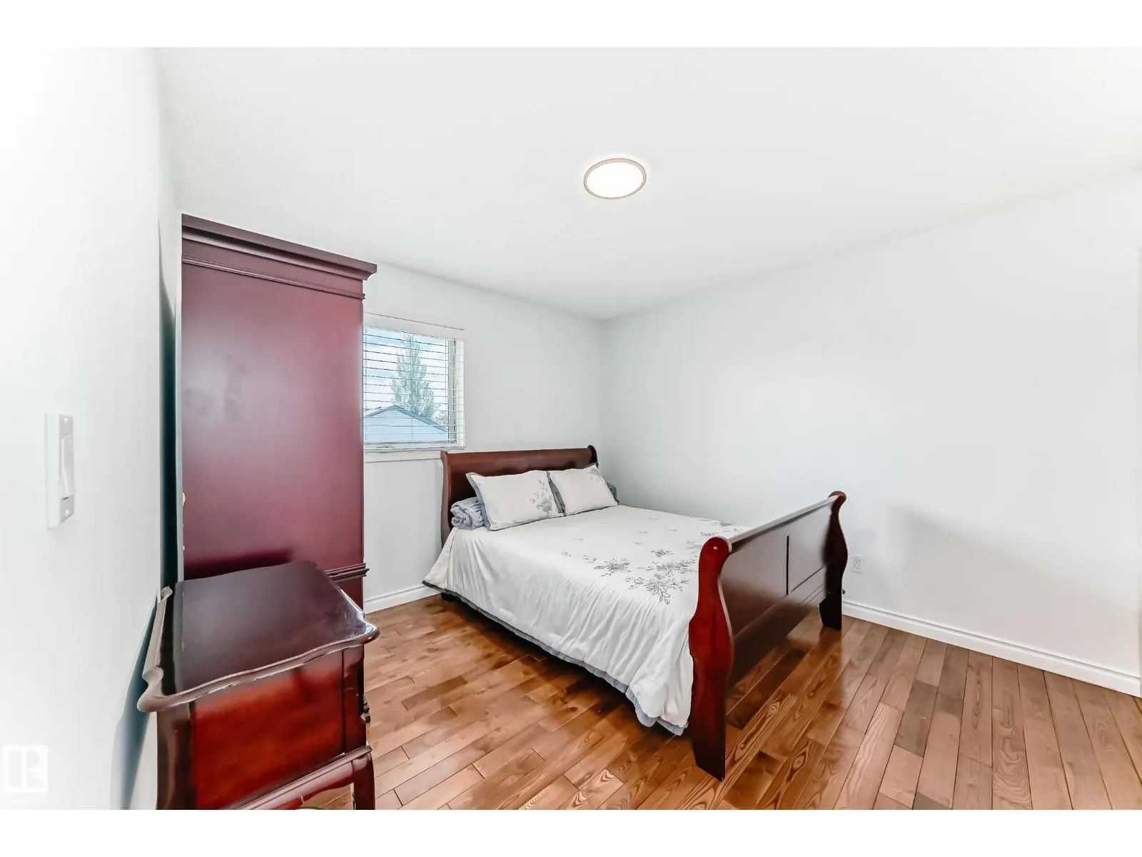 3155 36 AV NW