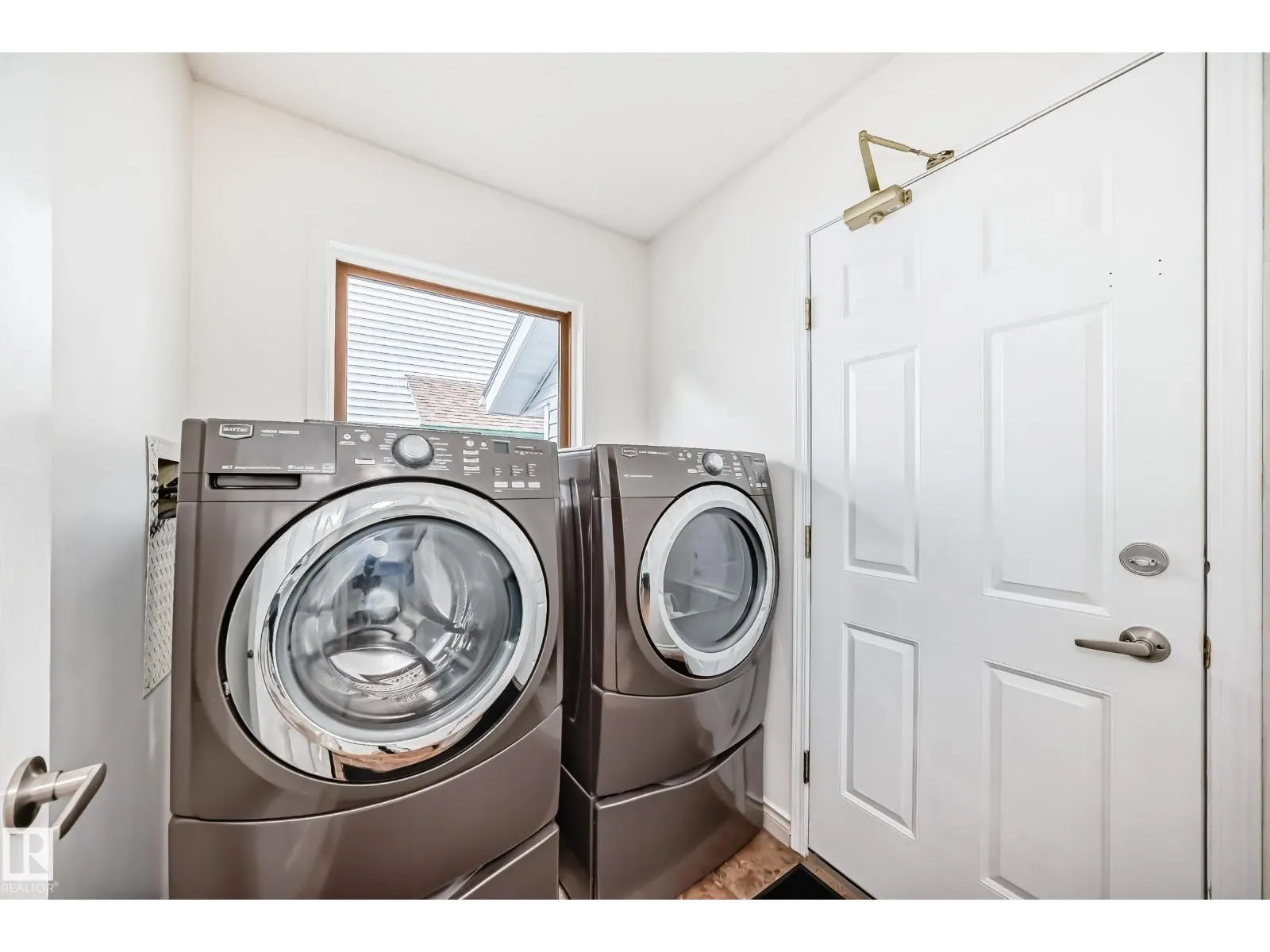 3155 36 AV NW