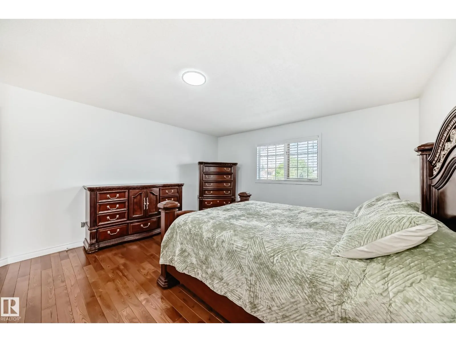 3155 36 AV NW