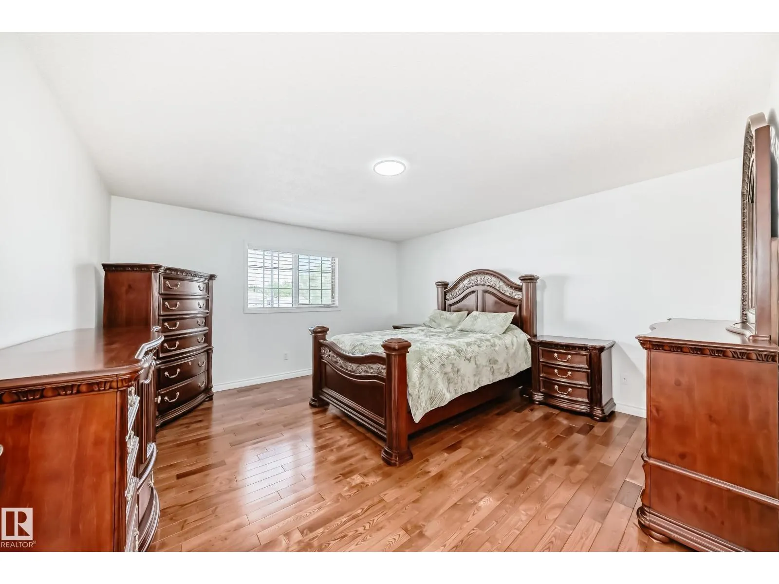 3155 36 AV NW