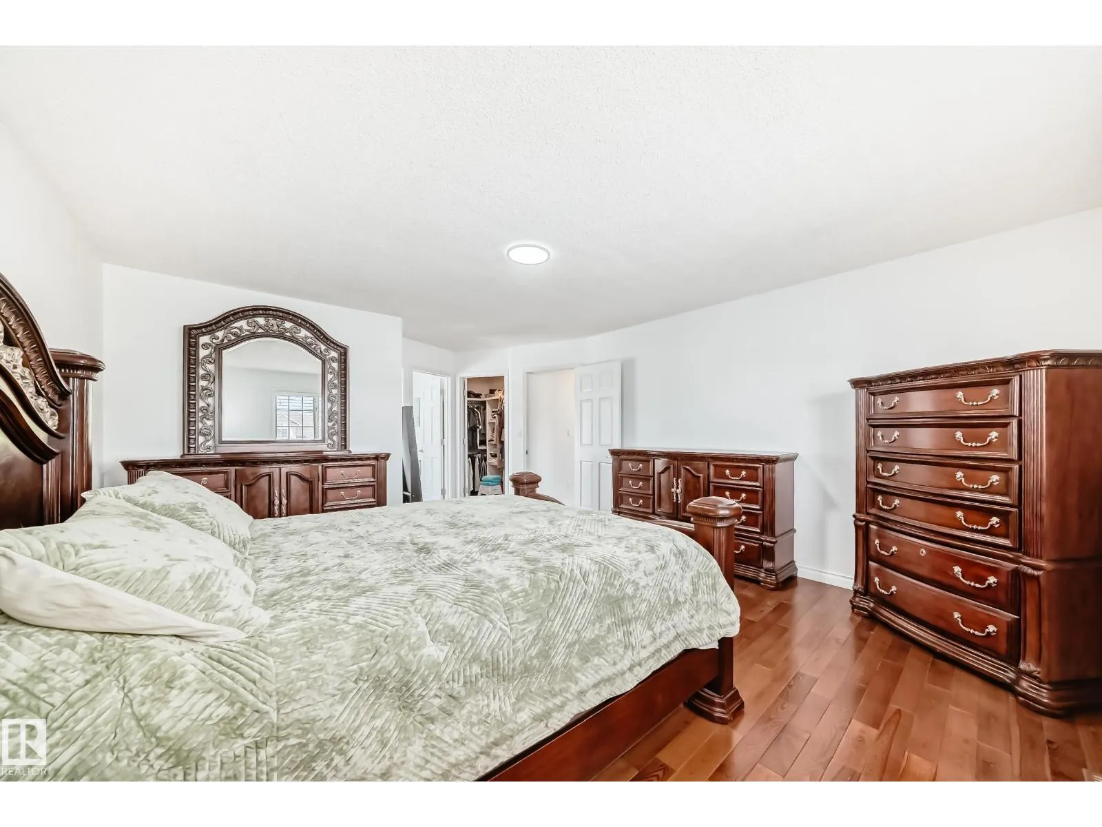 3155 36 AV NW