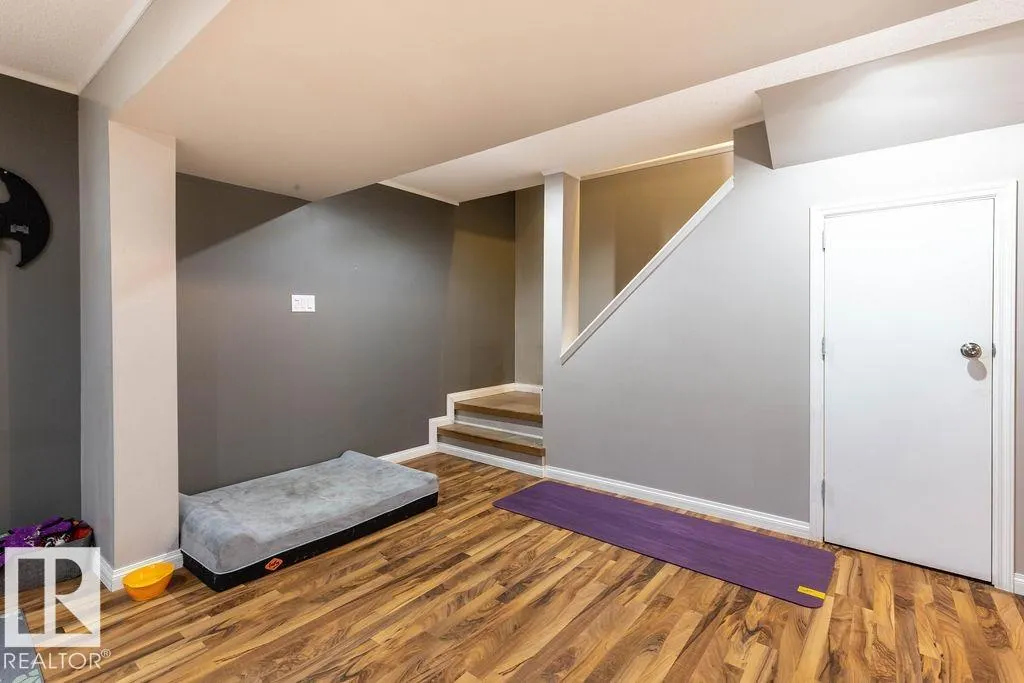 8916 148 ST NW