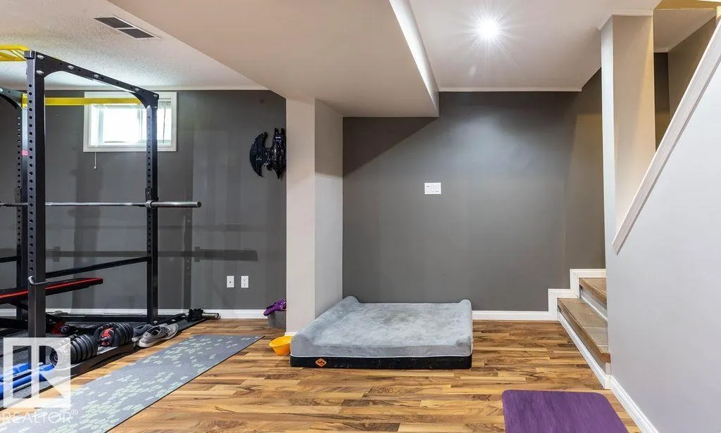 8916 148 ST NW