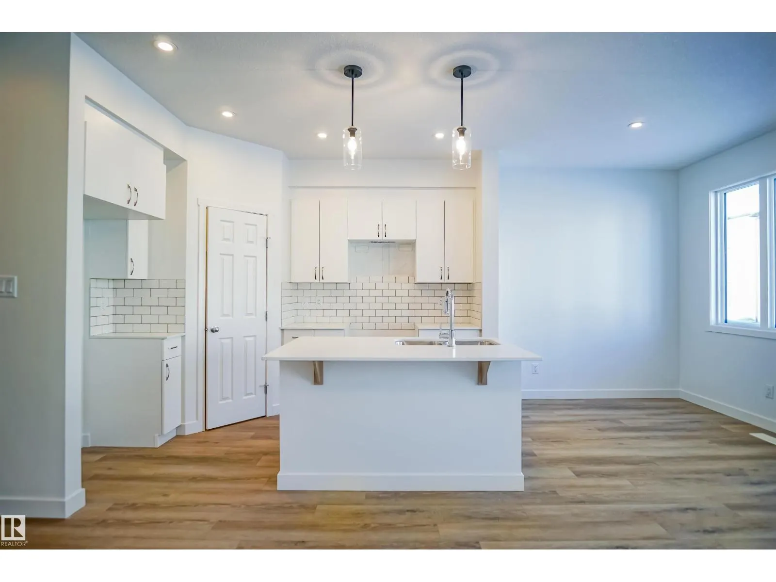 2128 210 ST NW