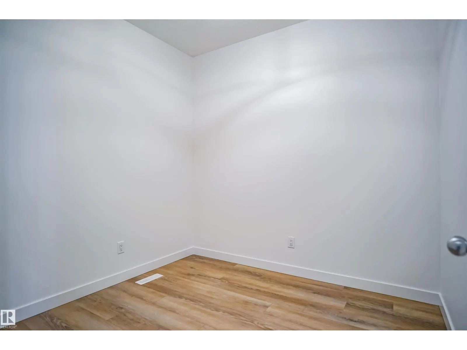 2128 210 ST NW