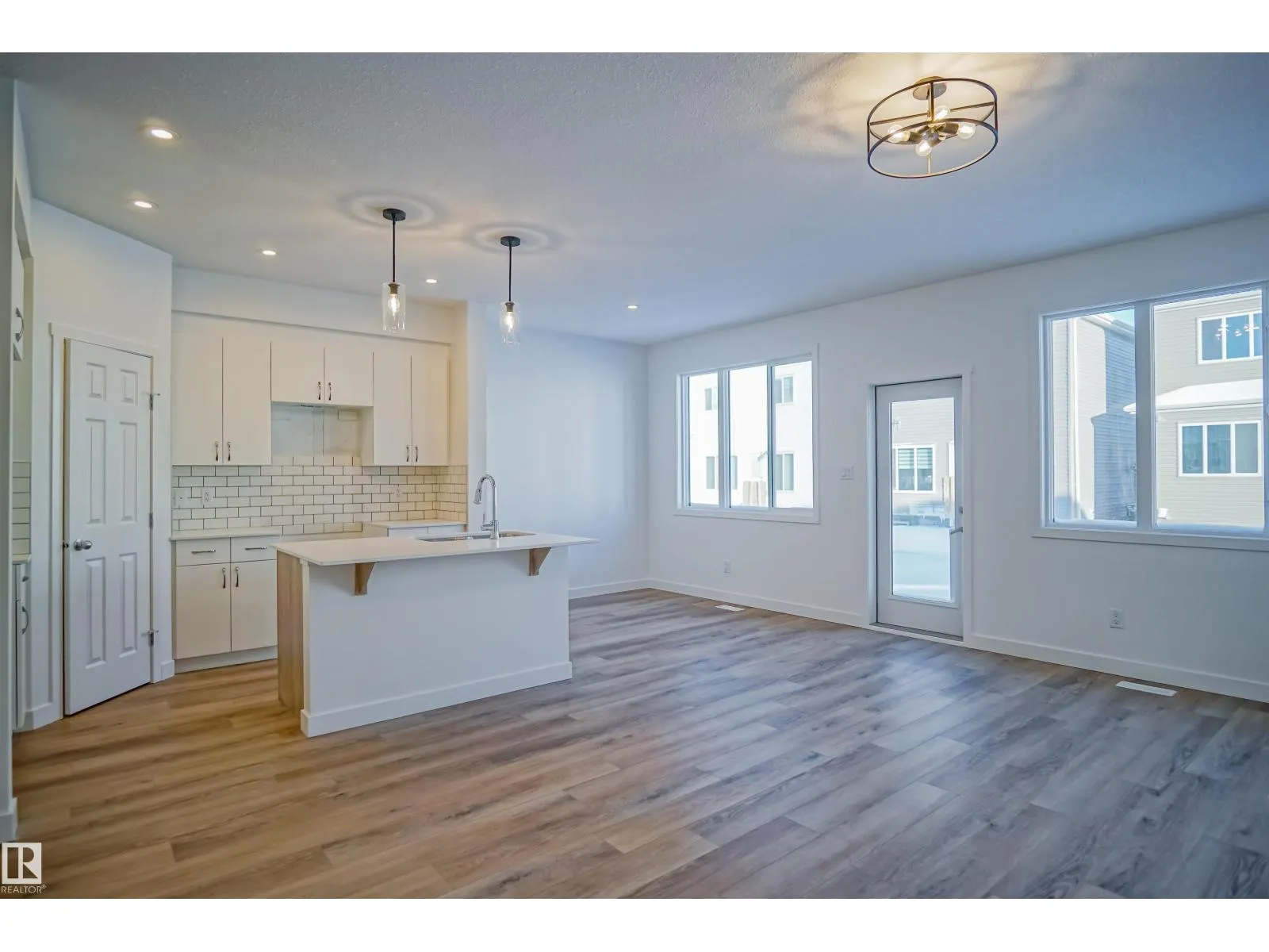 2128 210 ST NW