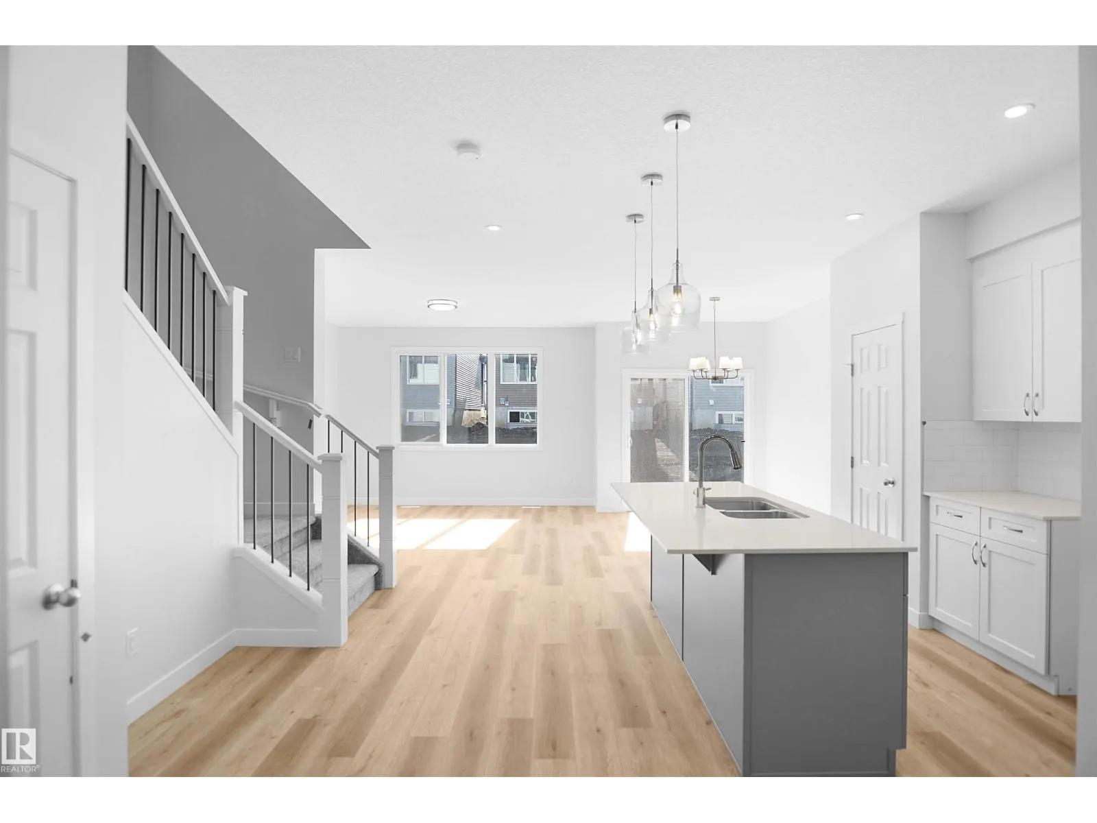 2124 210 ST NW