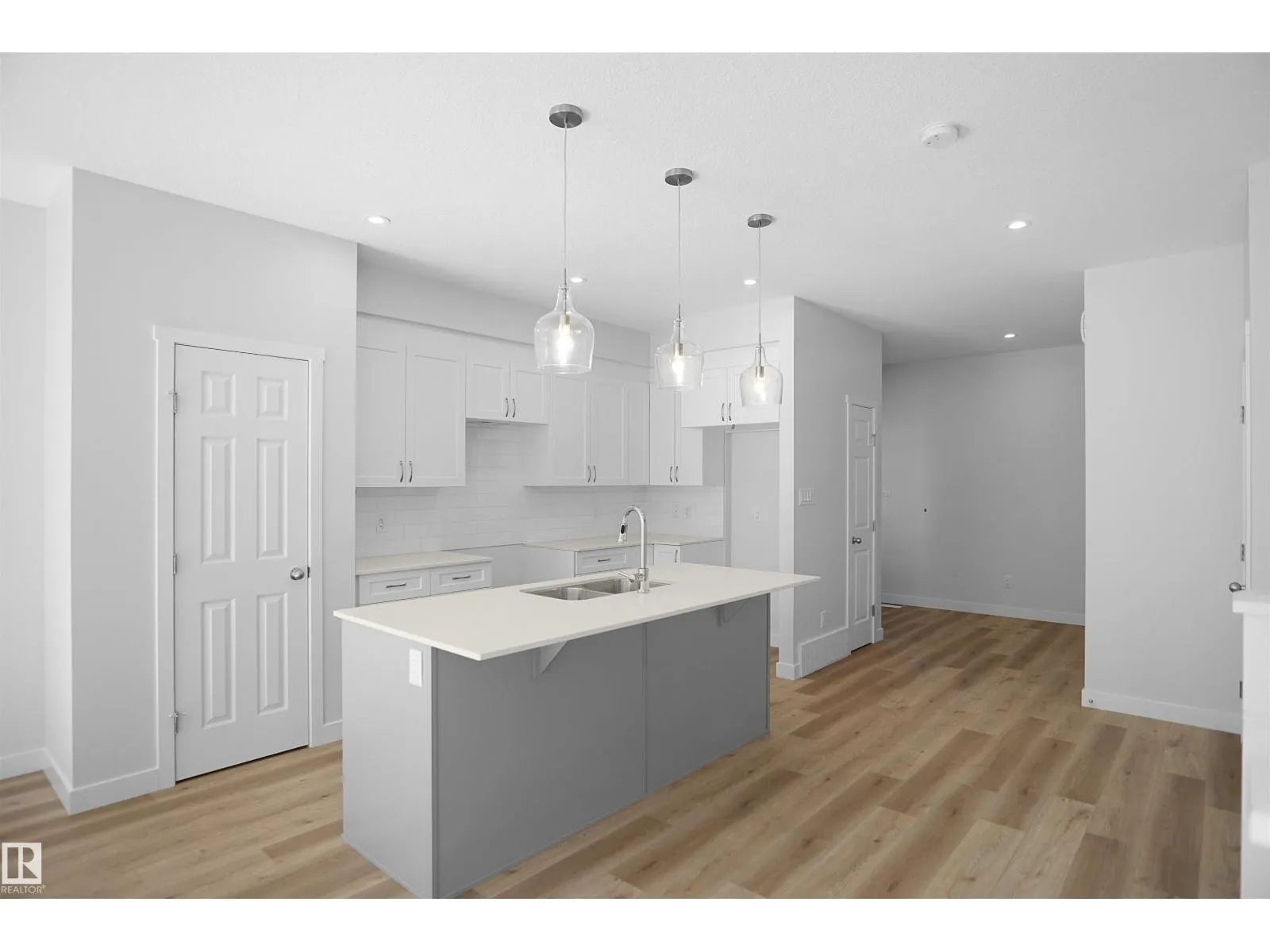 2124 210 ST NW
