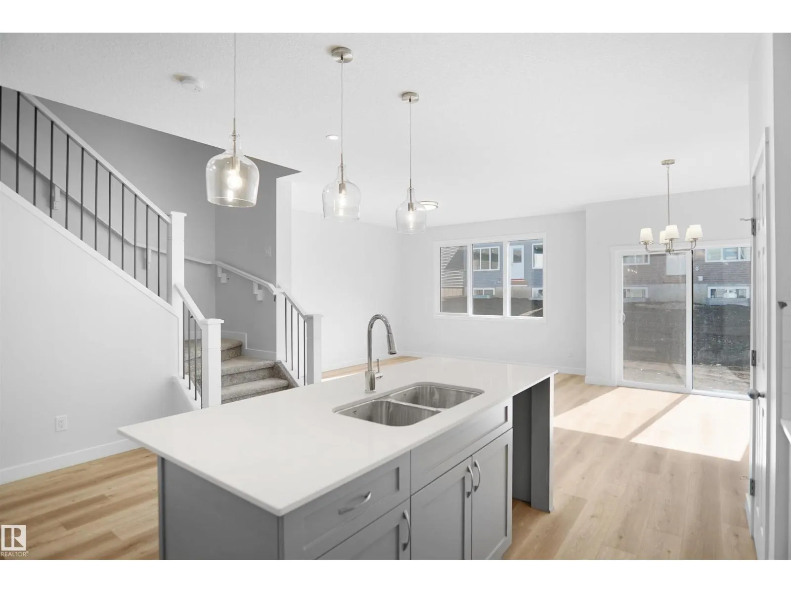2124 210 ST NW
