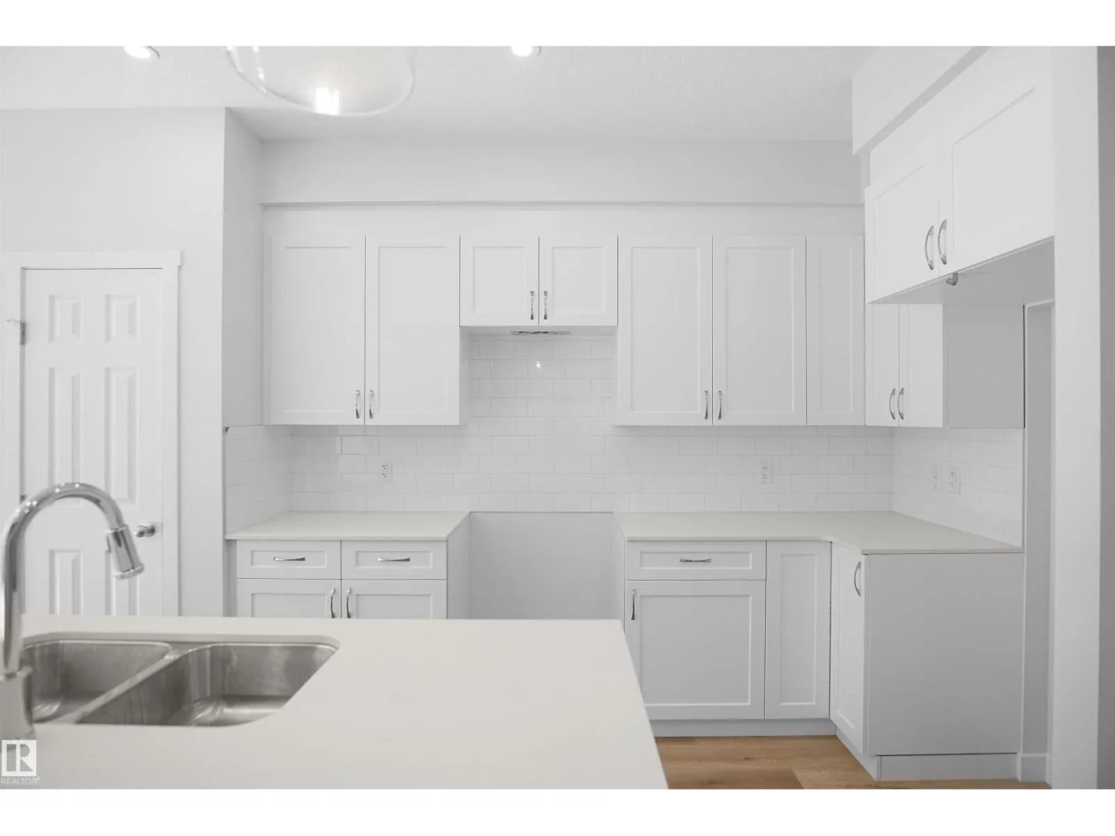 2124 210 ST NW