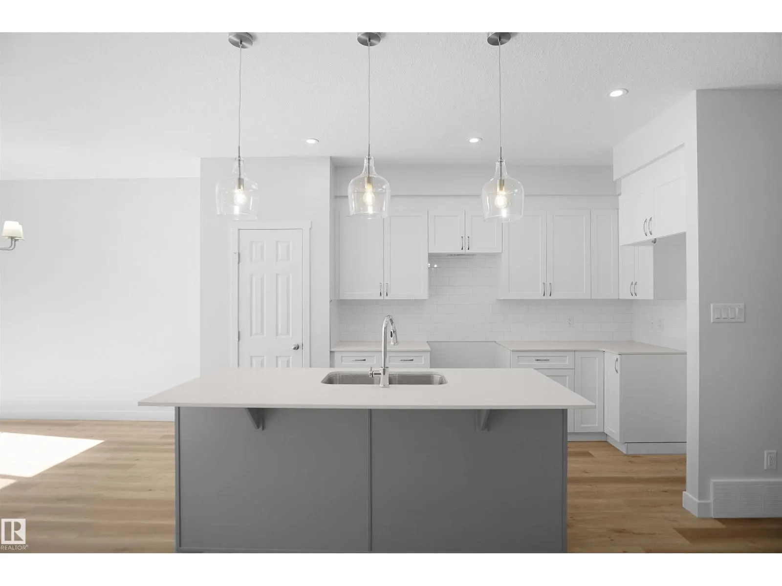 2124 210 ST NW