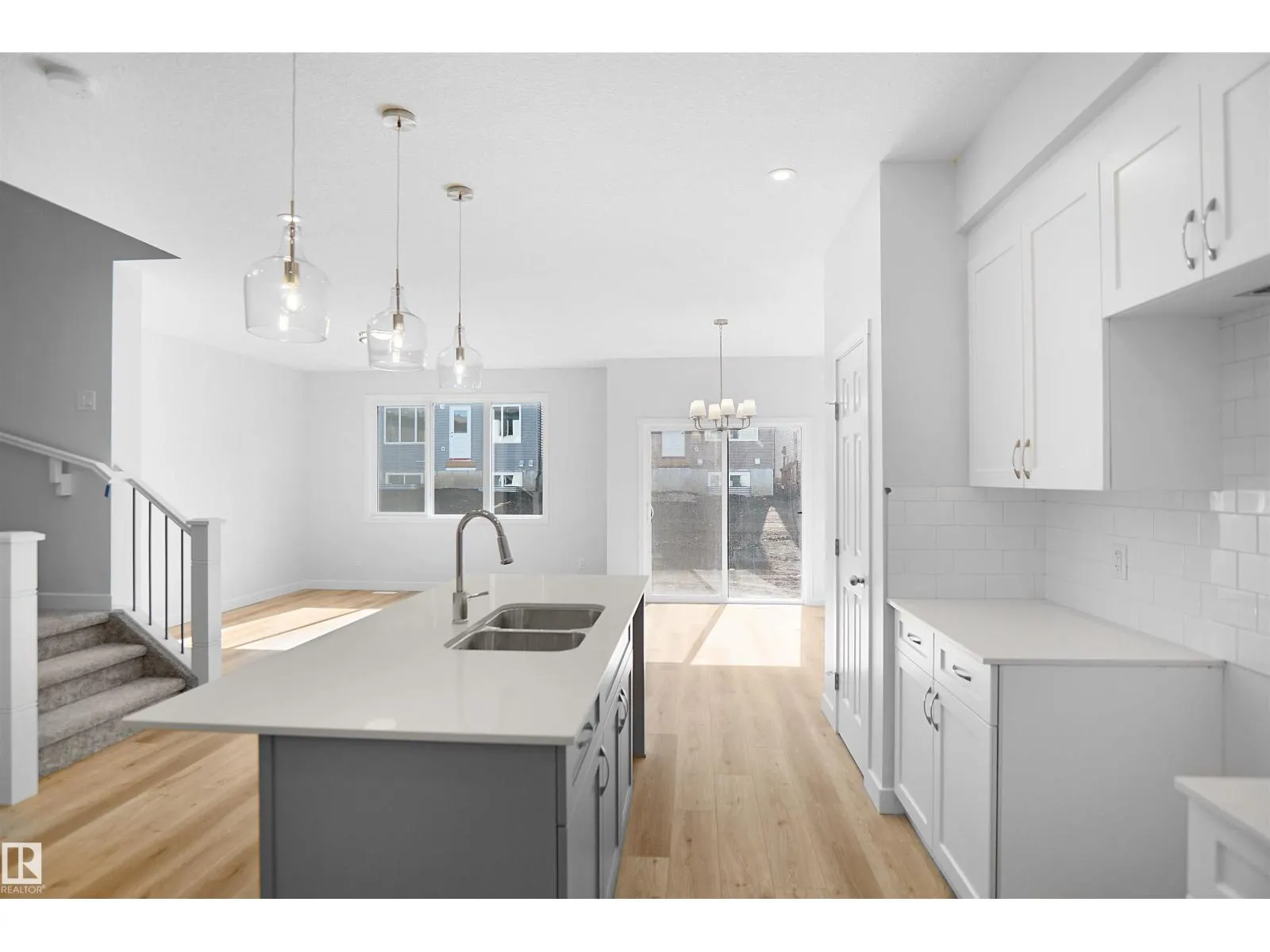 2124 210 ST NW