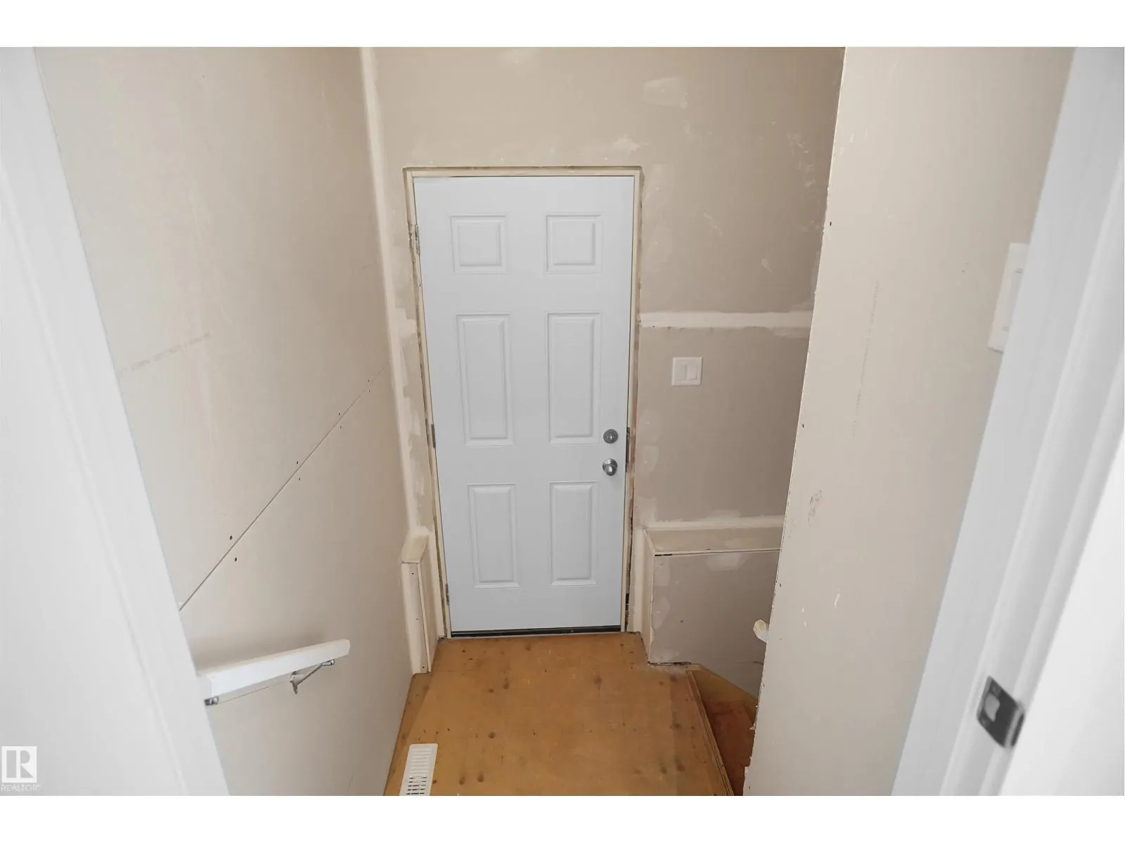 2124 210 ST NW
