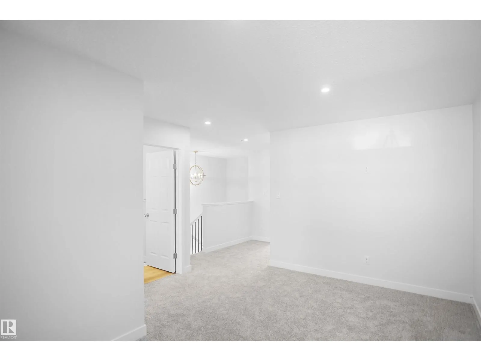 2124 210 ST NW