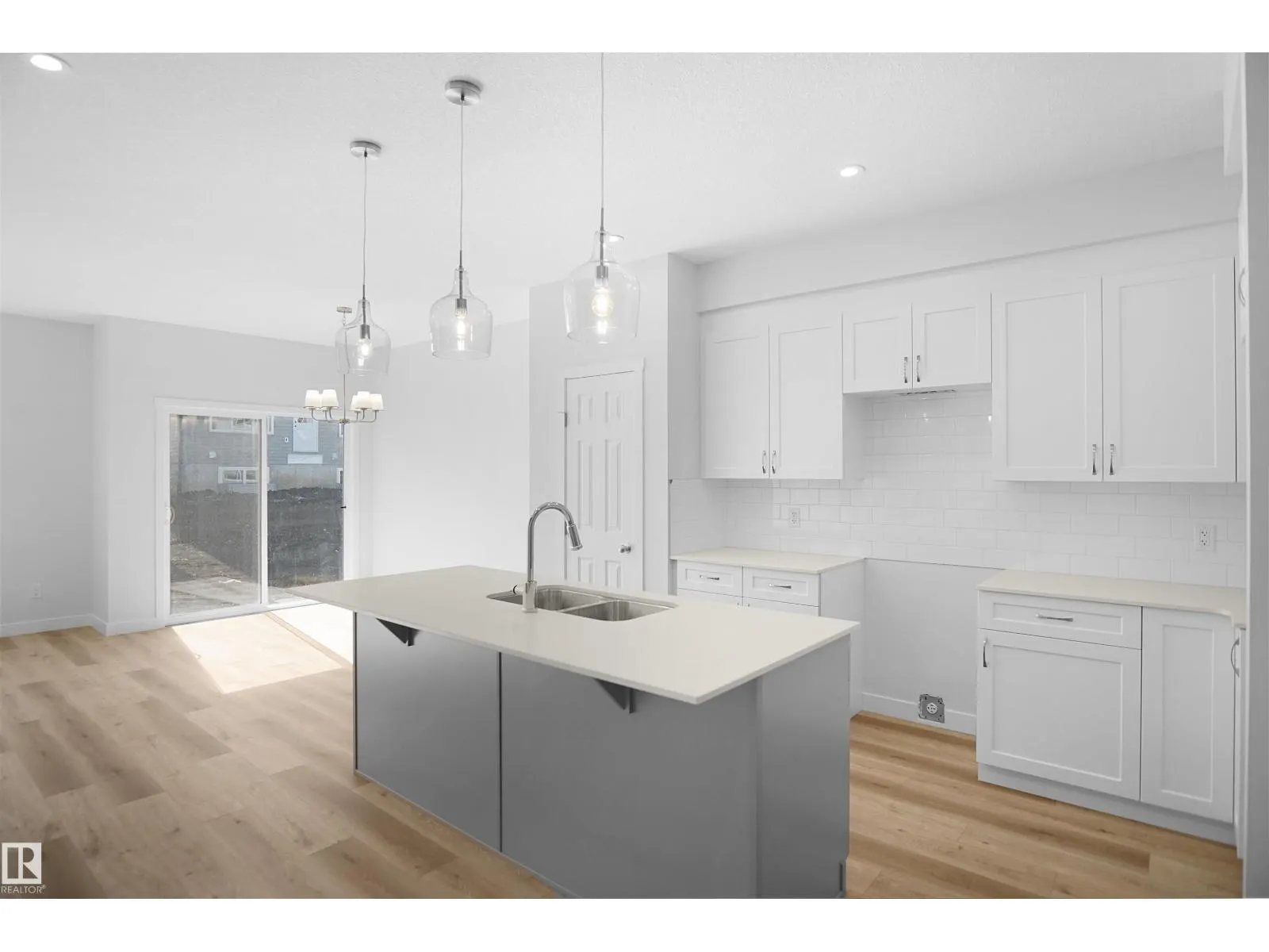 2124 210 ST NW