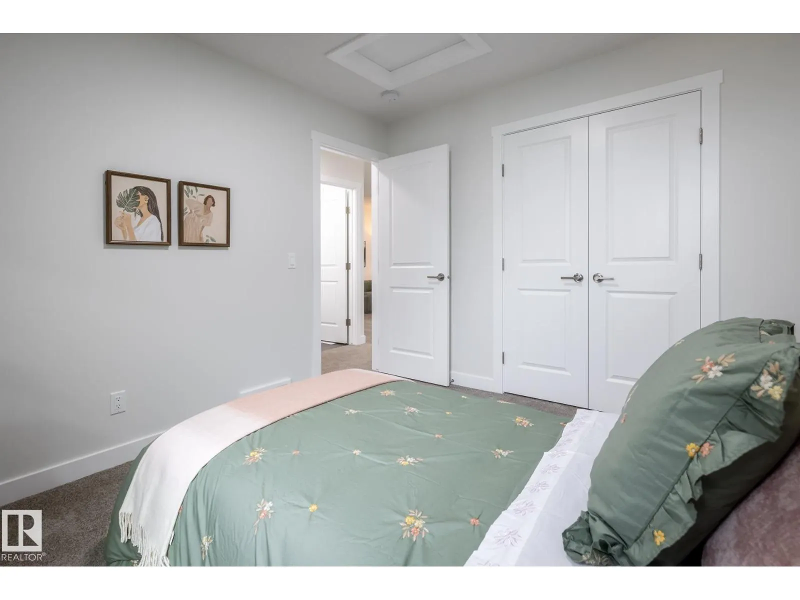 2639 5 AV SW