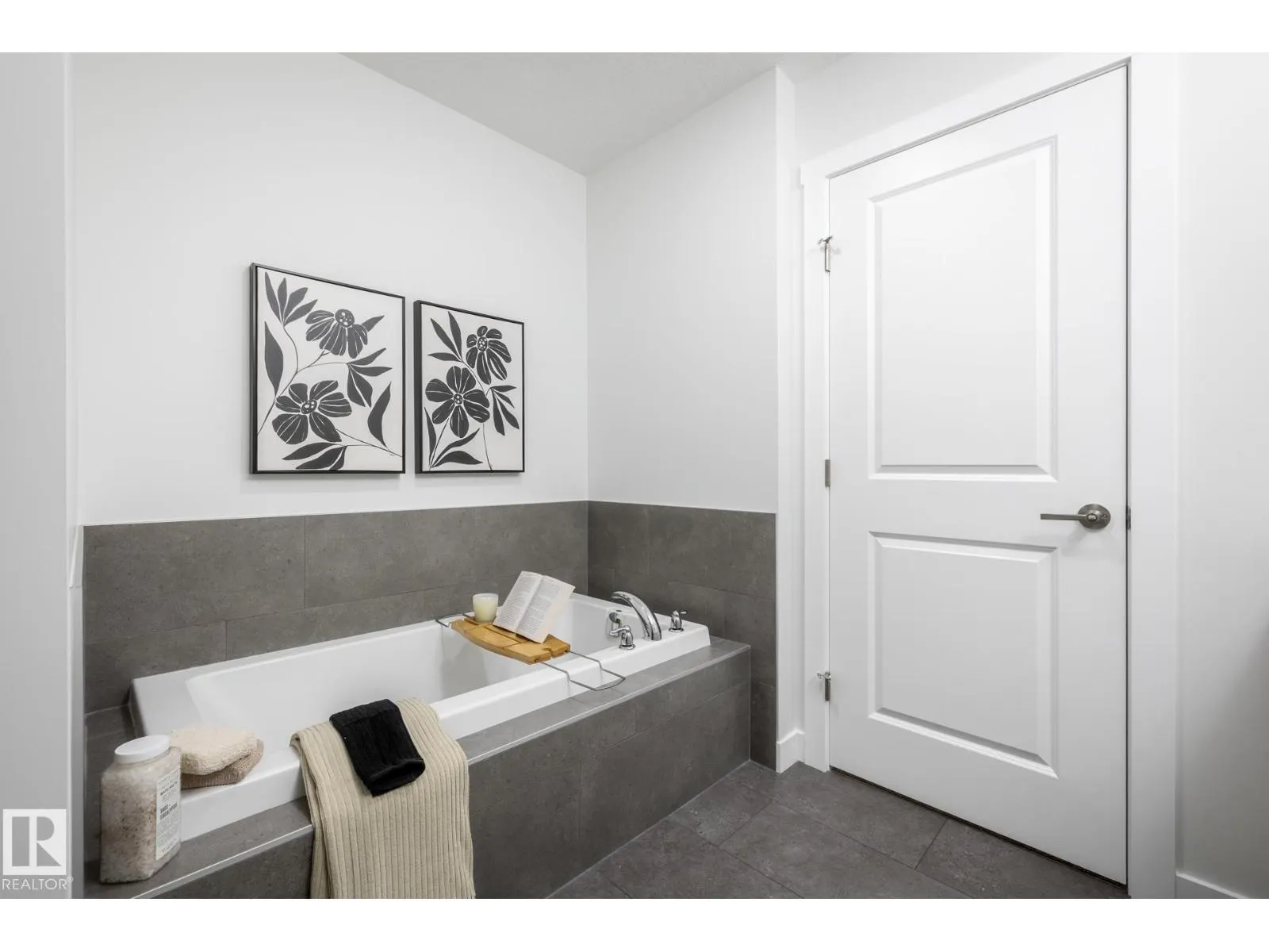 2639 5 AV SW