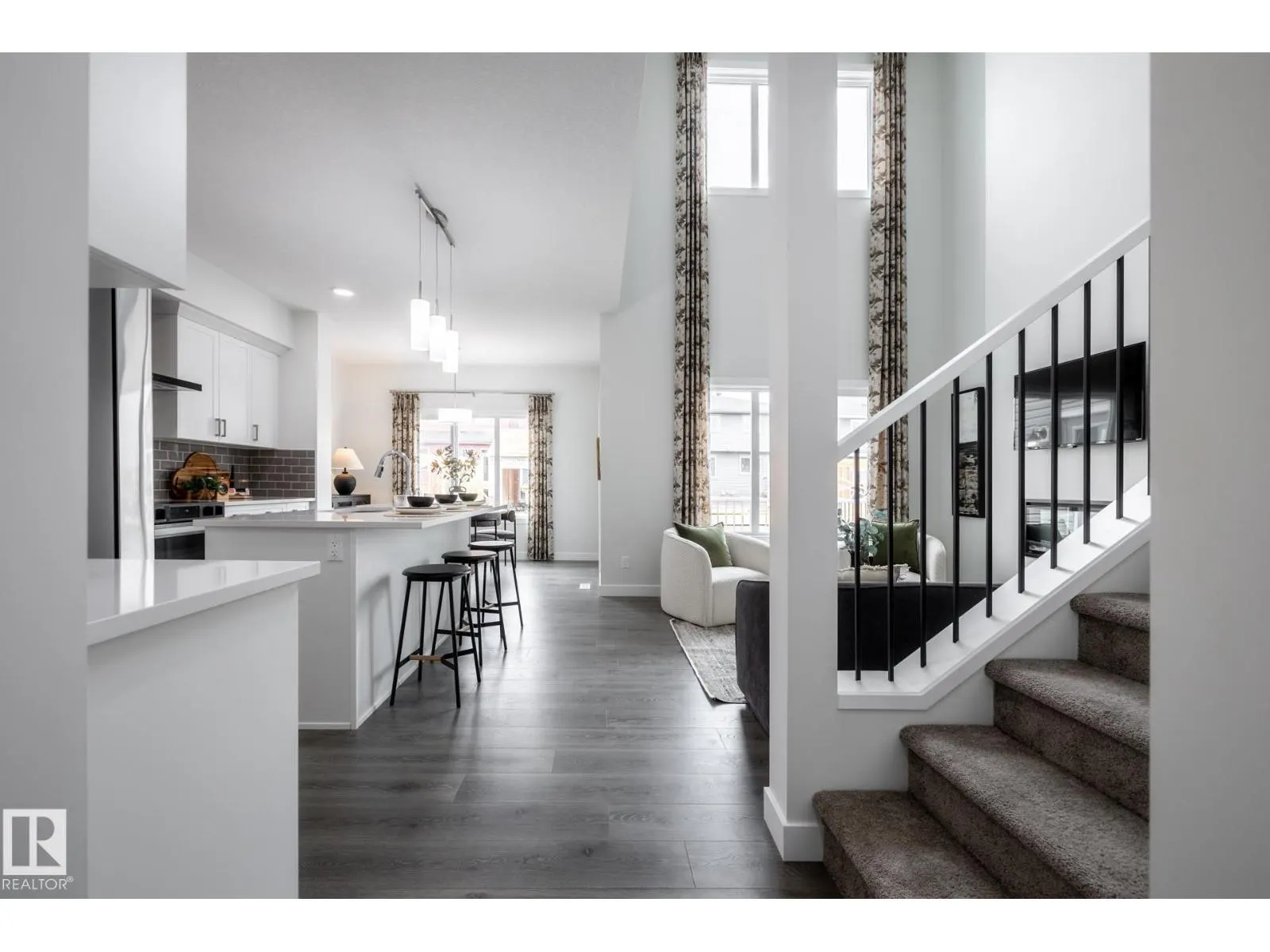 2639 5 AV SW