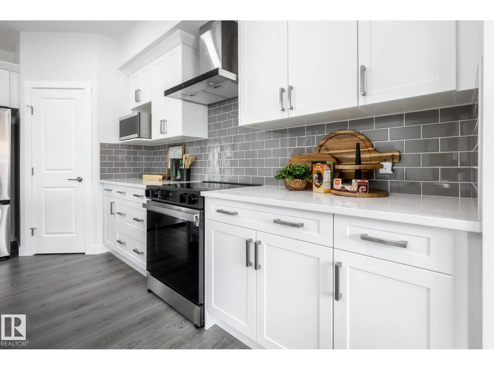 2639 5 AV SW