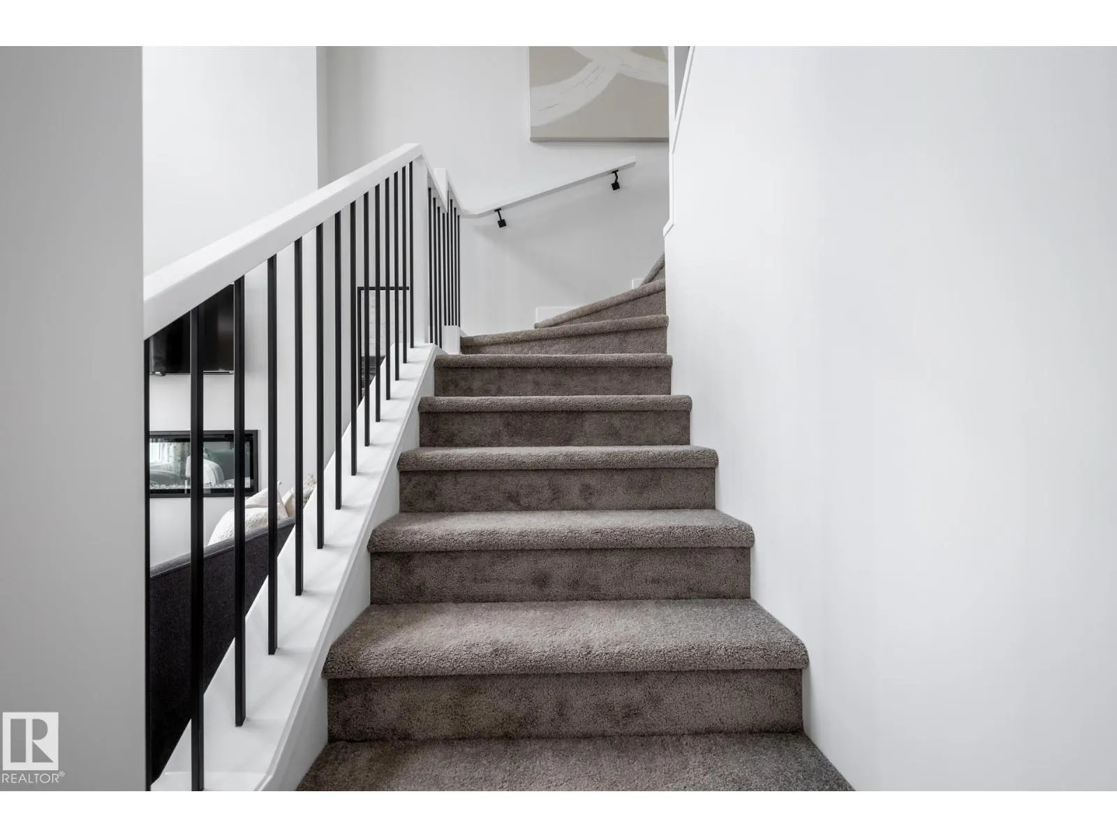 2639 5 AV SW