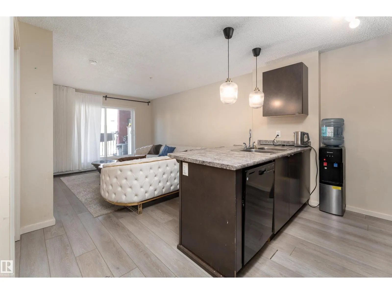 #205 340 WINDERMERE RD NW