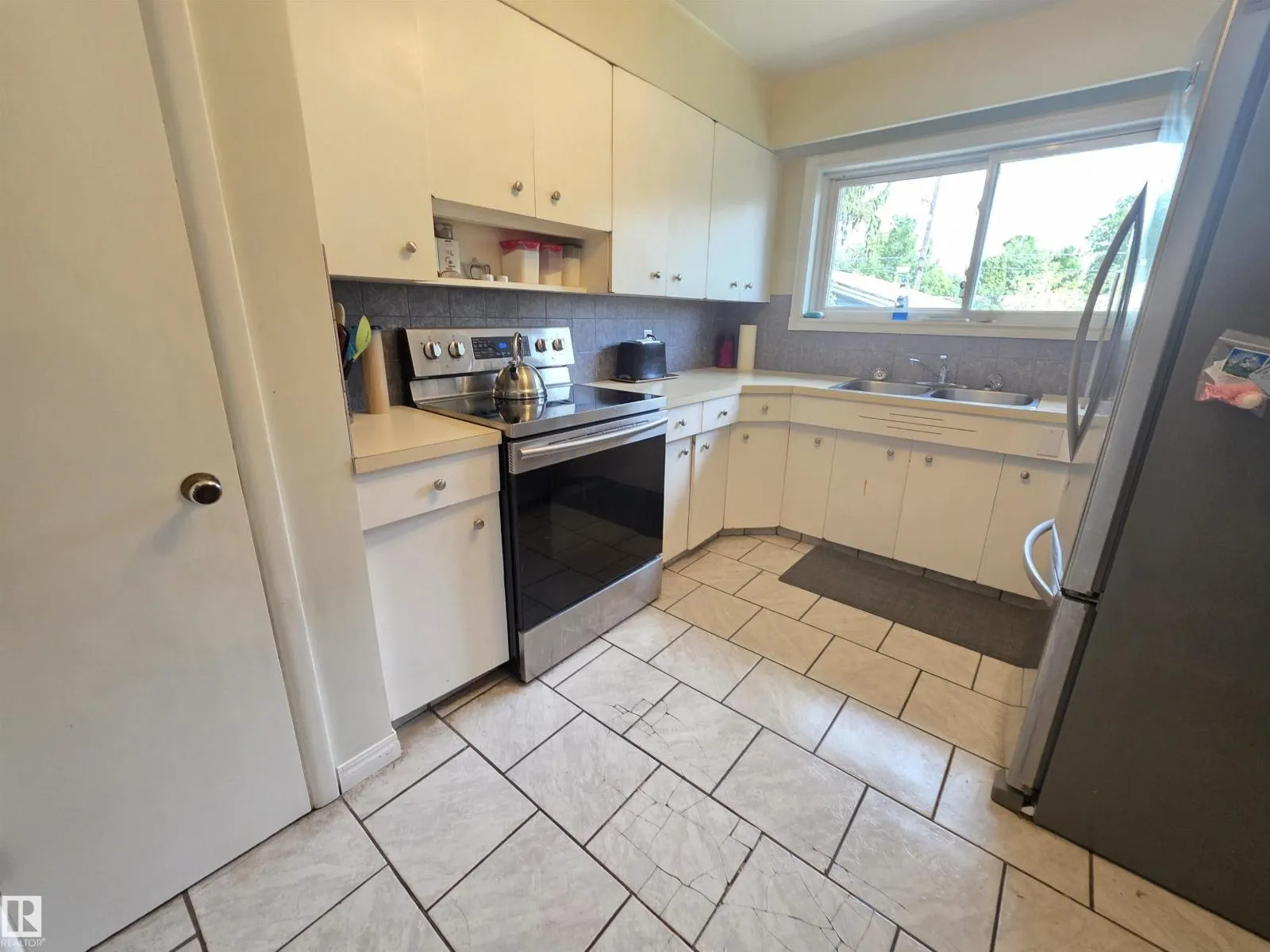 11933 50 ST NW