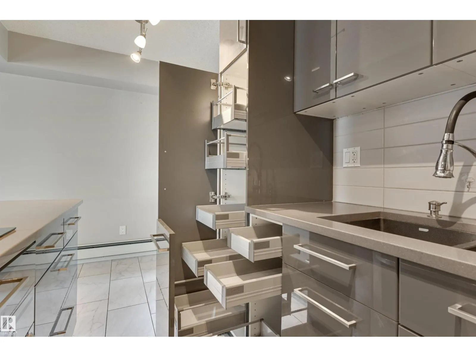 #104 10140 115 ST NW