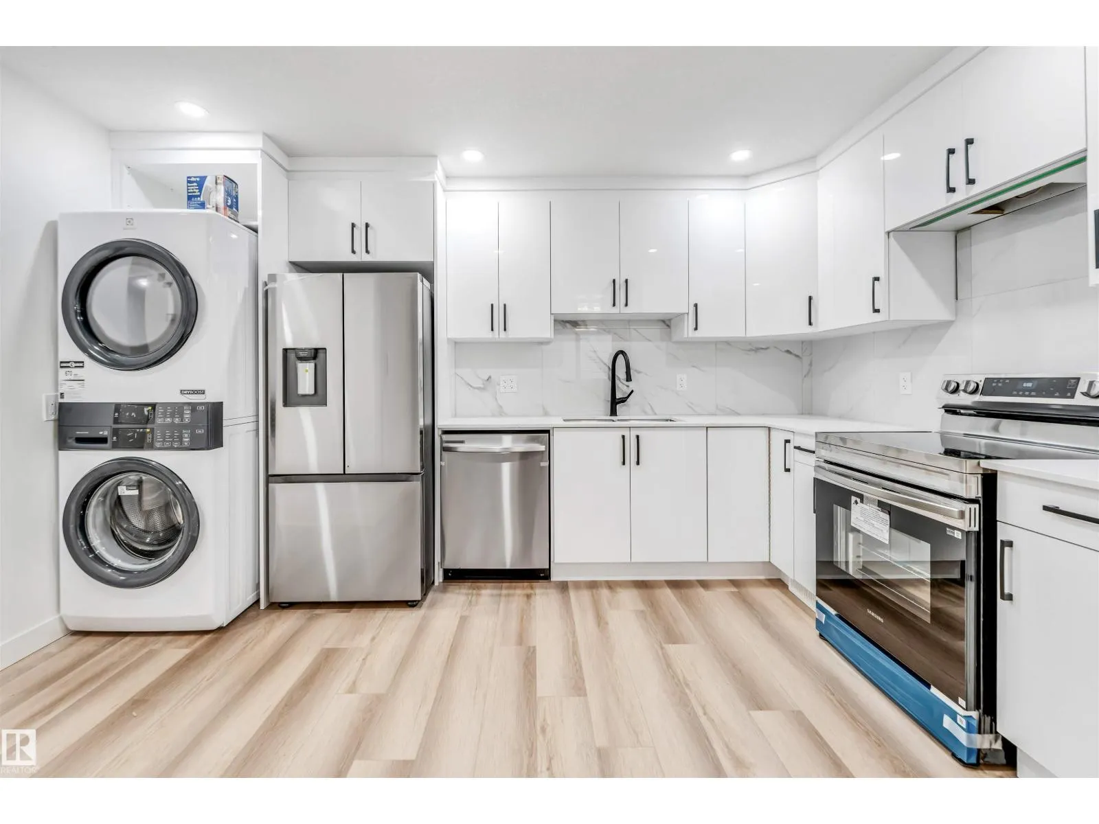 4805 44 Ave