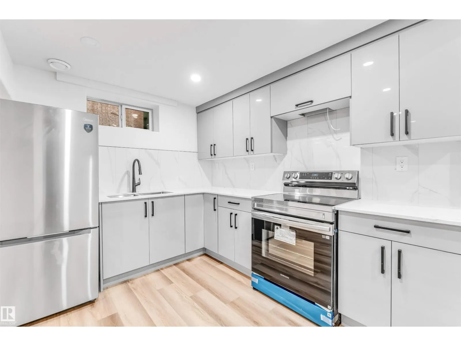 4805 44 Ave