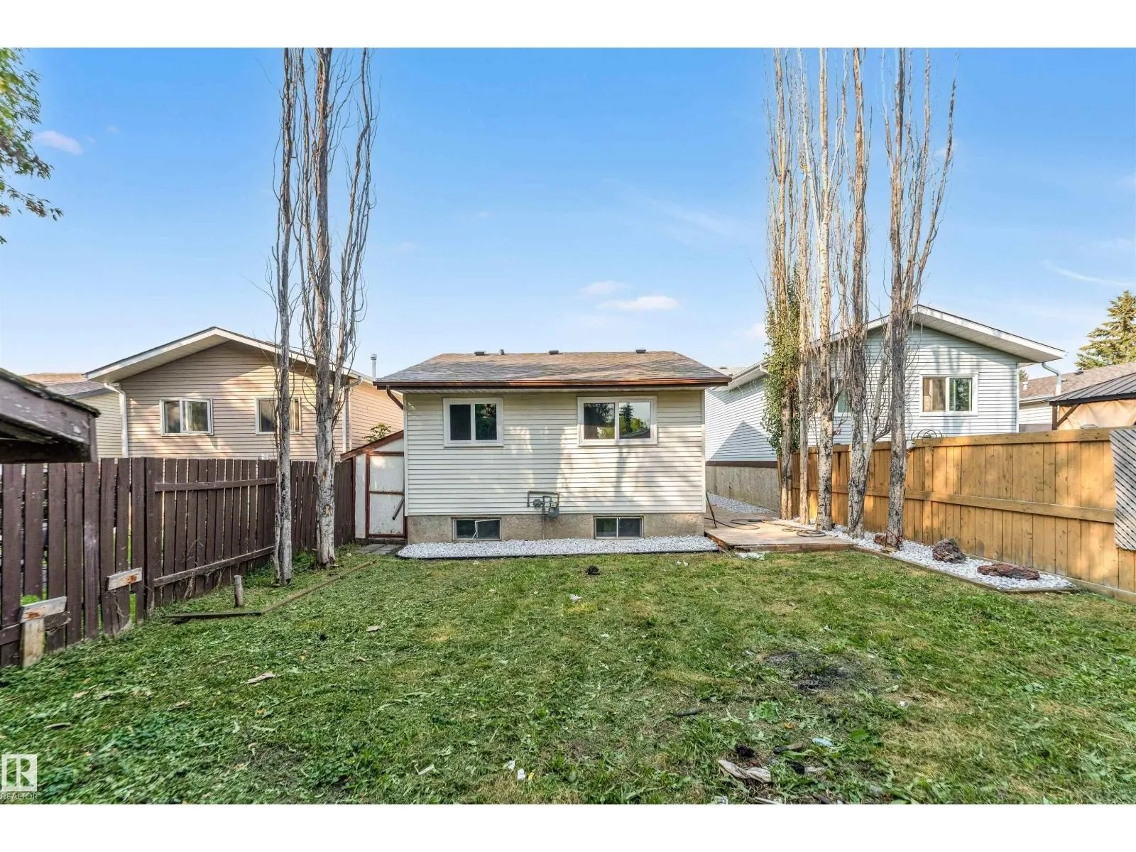 4805 44 Ave