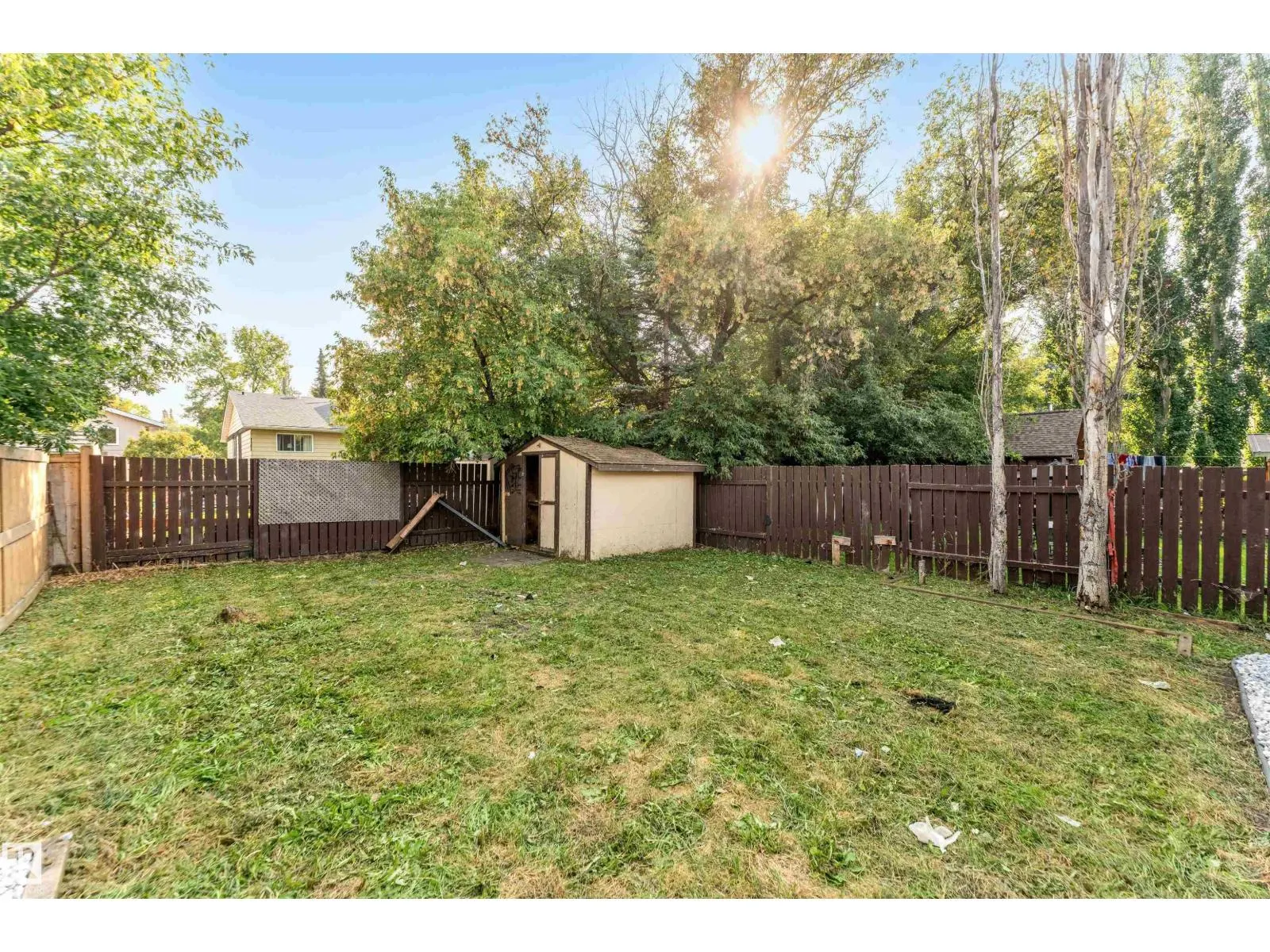 4805 44 Ave