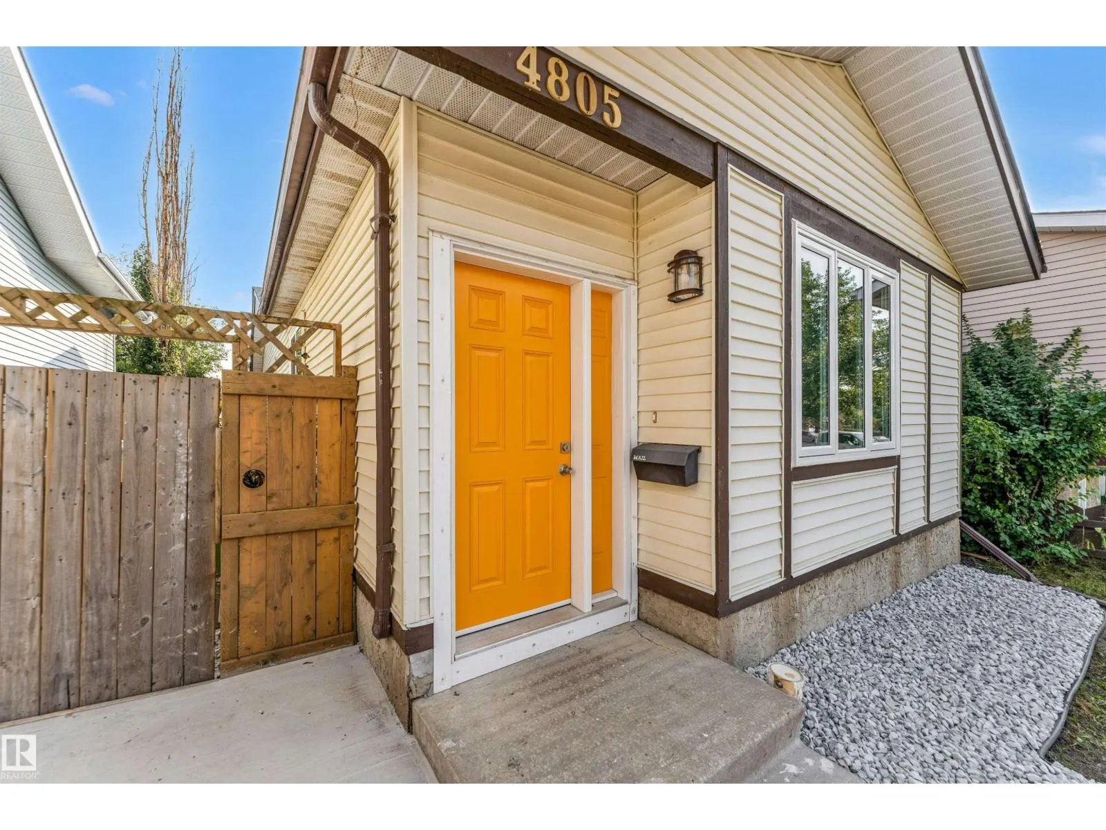 4805 44 Ave