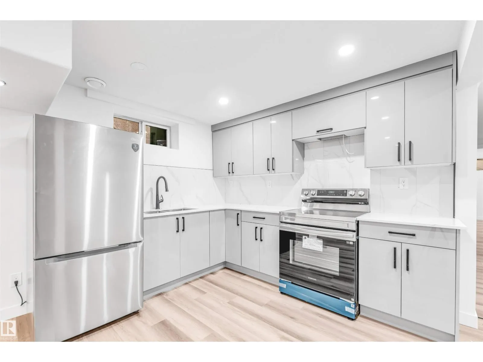 4805 44 Ave